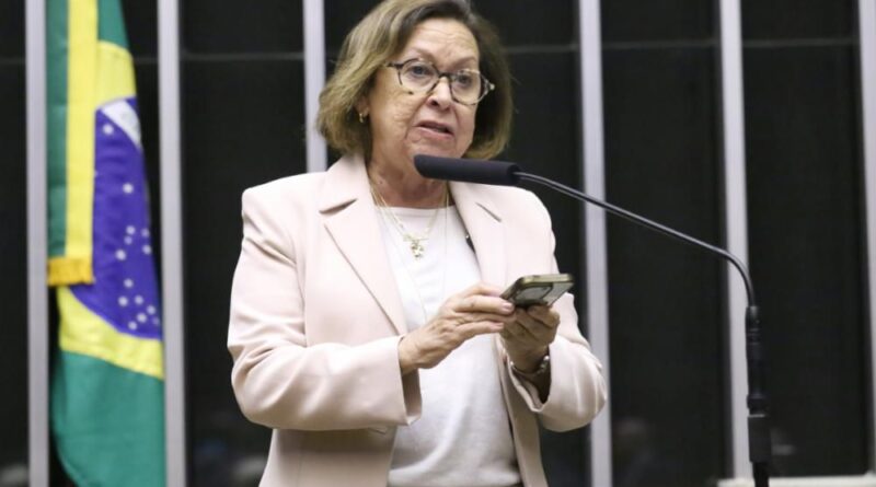 Dados municipais expõem fragilidades no controle da dengue em Salvador, denúncia deputada