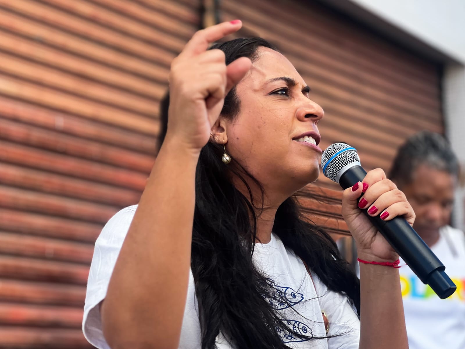 O que Flávio Bolsonaro fez por Salvador para receber o título de cidadão da cidade?”, questiona presidente do PT