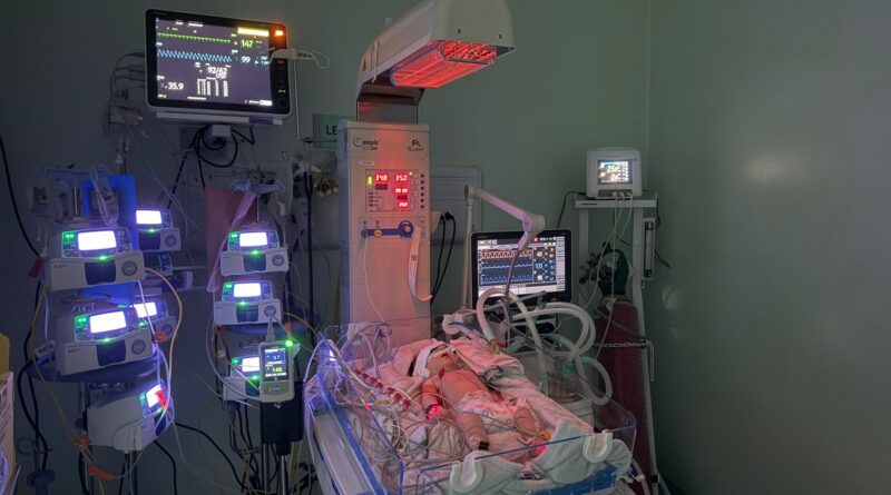 Bebê supera quadro gravíssimo e deixa UTI neonatal sem sequelas em Feira