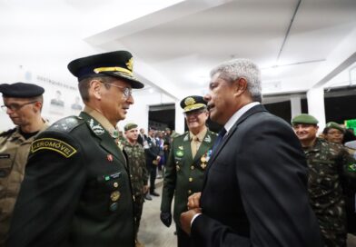 Governador acompanha passagem de comando da 6ª Região Militar na capital baiana