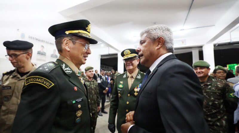 Governador acompanha passagem de comando da 6ª Região Militar na capital baiana