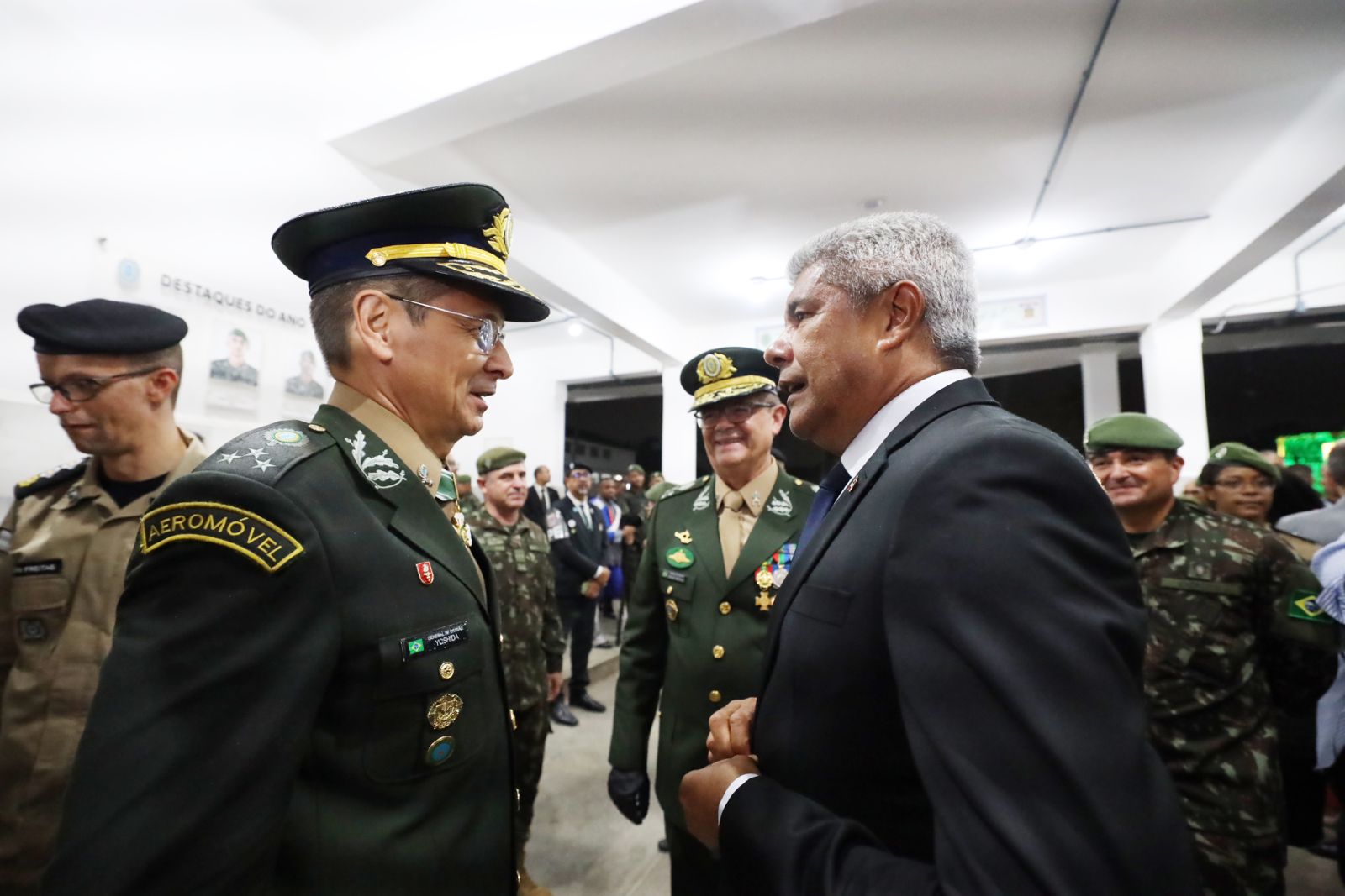 Governador acompanha passagem de comando da 6ª Região Militar na capital baiana