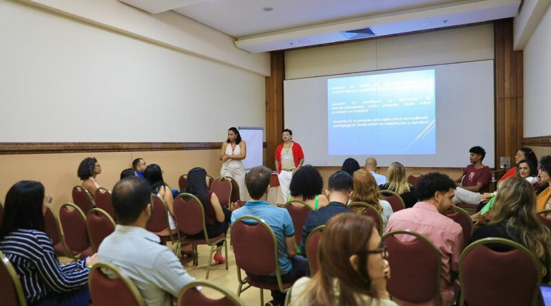 Professores compartilham projetos e experiências científicas no (Con)Ciências