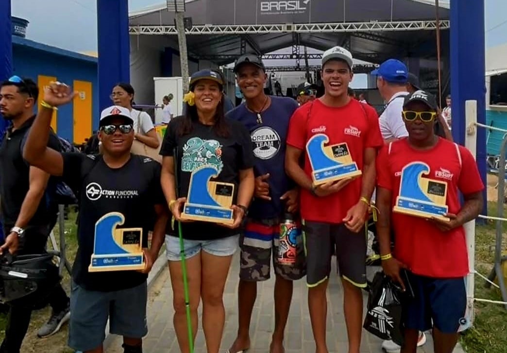 Surfistas baianos conquistam três pódios na Seletiva Mundial de Parasurf com apoio do Governo do Estado