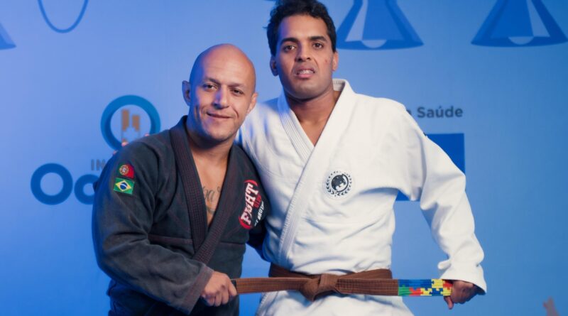 Professor de jiu-jitsu neurodivergente do CER Barra é premiado em competição nacional em São Paulo