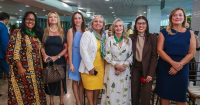 Ivana Bastos recebe Medalha de Honra ao Mérito Defensorial e emociona ao destacar a força das mulheres e o papel da Defensoria Pública
