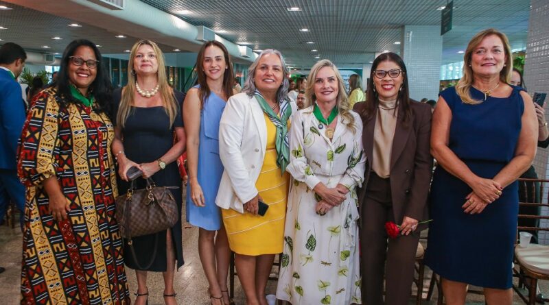 Ivana Bastos recebe Medalha de Honra ao Mérito Defensorial e emociona ao destacar a força das mulheres e o papel da Defensoria Pública