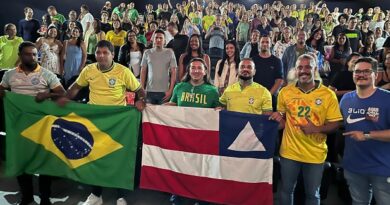 Diego Castro e Capitão Alden reforçam apoio a Flávio Bolsonaro durante estreia de documentário em Salvador