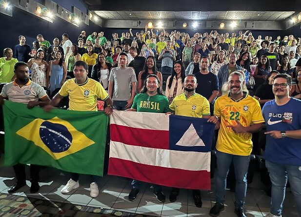 Diego Castro e Capitão Alden reforçam apoio a Flávio Bolsonaro durante estreia de documentário em Salvador