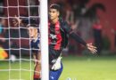 Vitória goleia o Coritiba no Barradão e entra no G-8 do Brasileirão