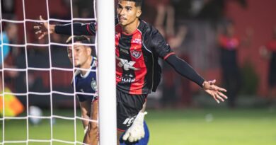 Vitória goleia o Coritiba no Barradão e entra no G-8 do Brasileirão