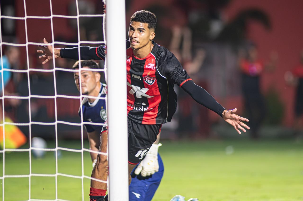 Vitória goleia o Coritiba no Barradão e entra no G-8 do Brasileirão