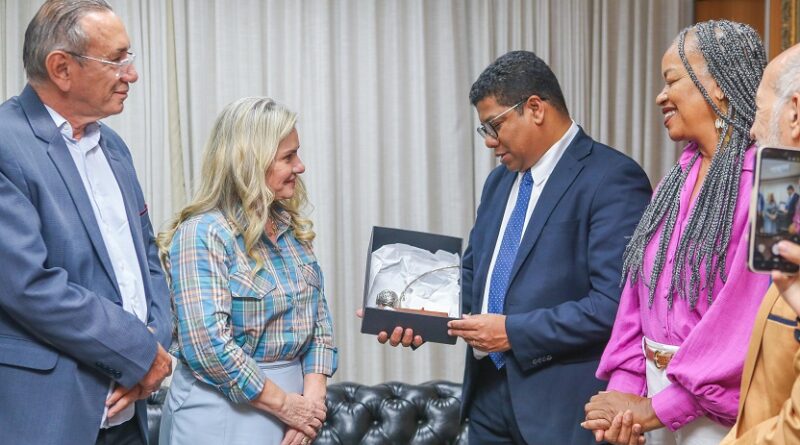 Ivana Bastos recebe visita do embaixador cubano para falar sobre cooperação em turismo, saúde e cultura