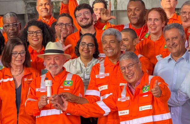 Líder do governo compara ação de Flávio ao roteiro fracassado de ACM Neto
