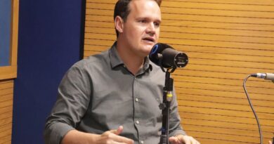 “Neto é o anti-Lula e apoia Flávio Bolsonaro. Tenta esconder, mas todos já sabem”, afirma Júlio