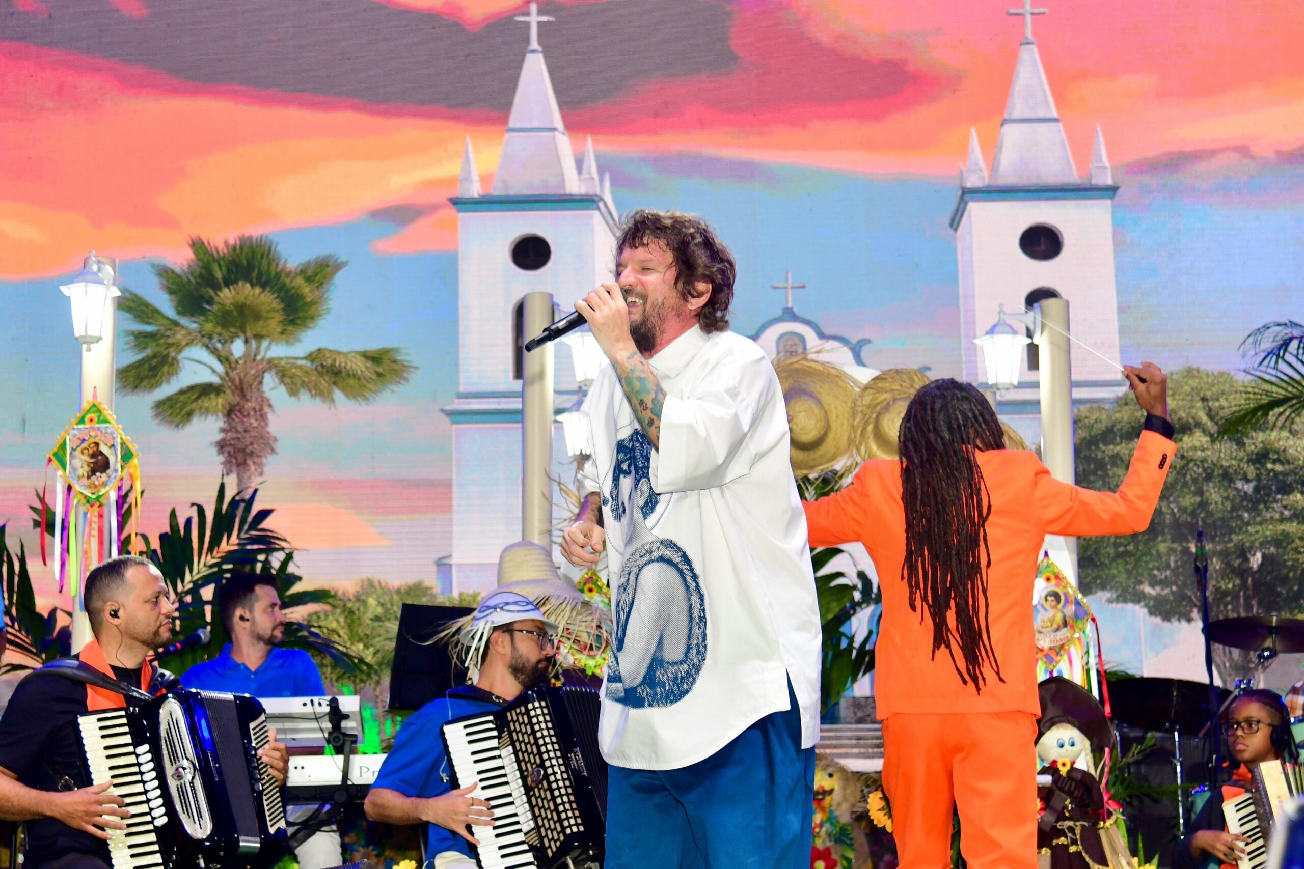 Saulo Fernandes agita Paripe com show especial de São João