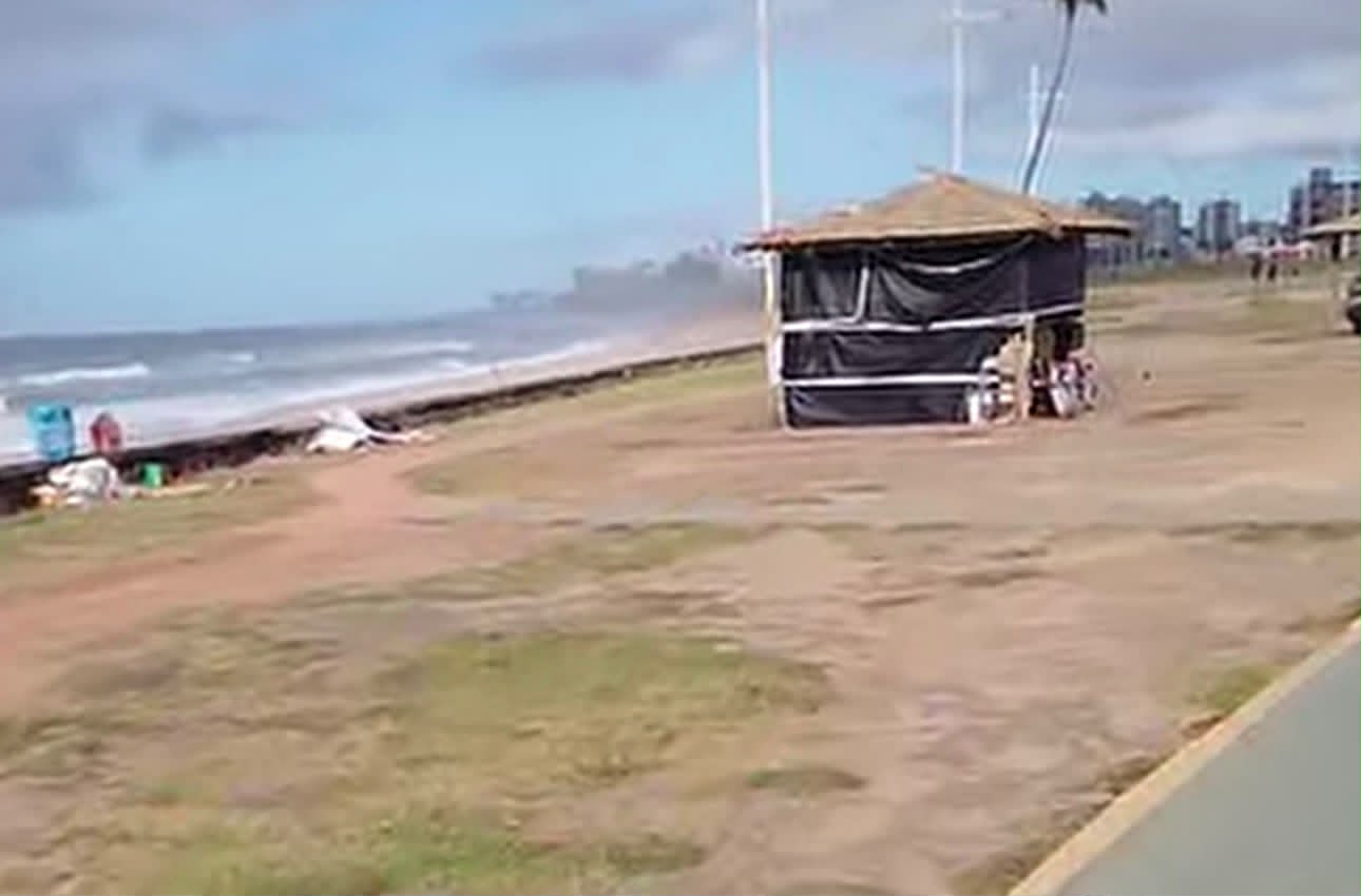 Ciclista usa rede social para reclamar de abandono da orla da Boca do Rio