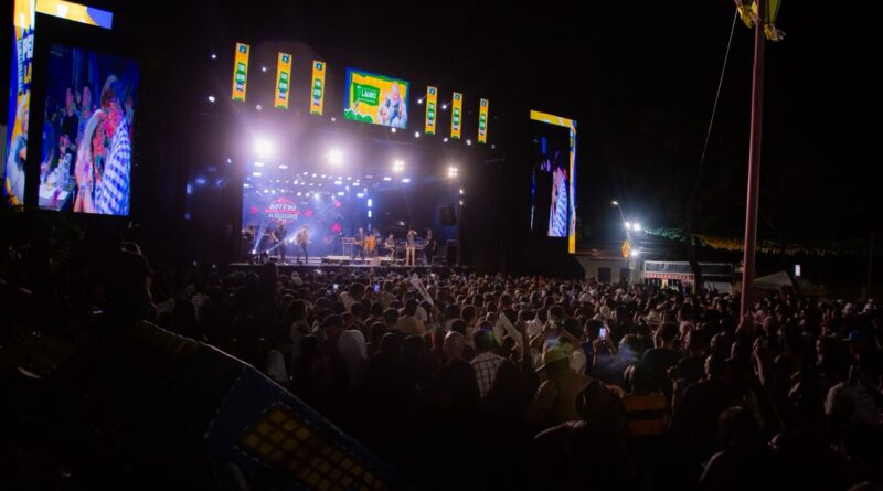 Praça da Matriz fica completamente tomada pelo público na primeira noite do Pedrão de Lauro 2026