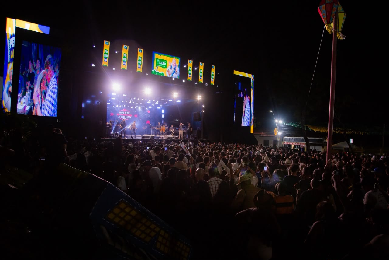 Praça da Matriz fica completamente tomada pelo público na primeira noite do Pedrão de Lauro 2026