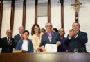 Adolfo Menezes entrega Comenda Dois de Julho ao Jornalista e escritor Florisvaldo Mattos