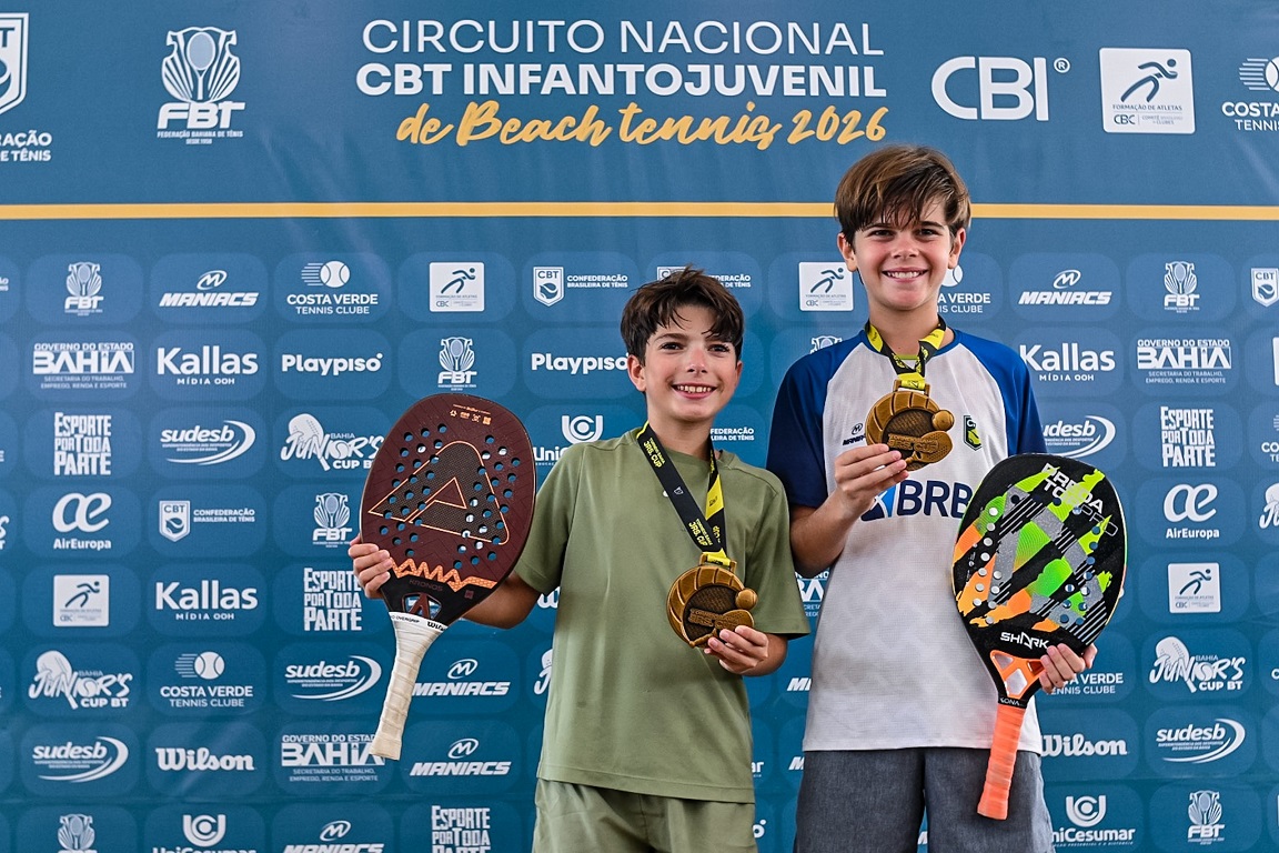 Baianos conquistam títulos de torneio nacional infantojuvenil de beach tennis em casa