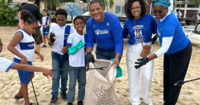 Projeto Mares mobiliza estudantes em limpeza de praia no Dia Mundial dos Oceanos