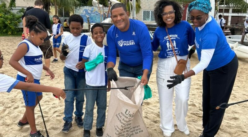 Projeto Mares mobiliza estudantes em limpeza de praia no Dia Mundial dos Oceanos