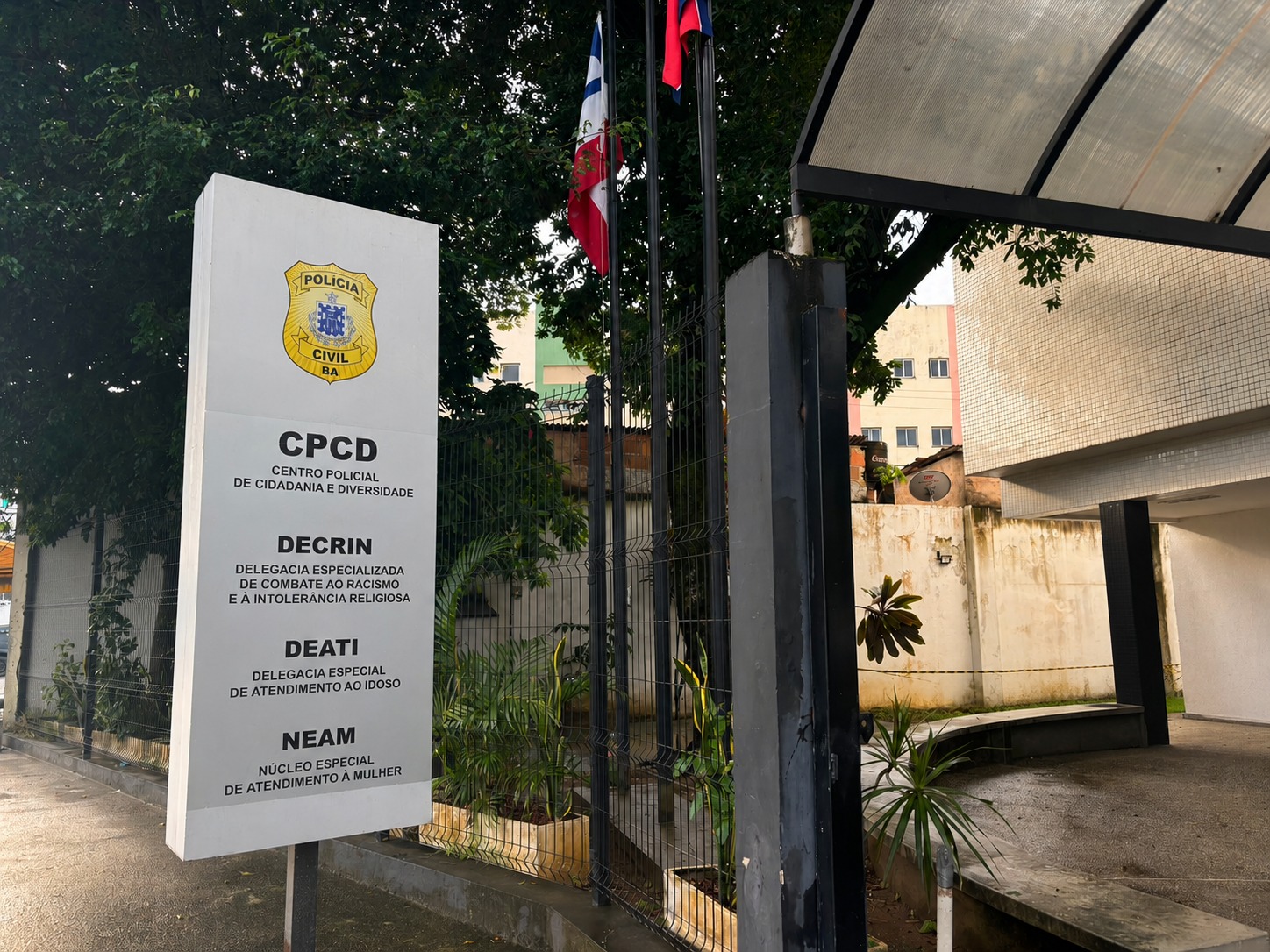 Mulher é presa por racismo religioso e dano qualificado em investigação sobre ataque a terreiro em Salvador