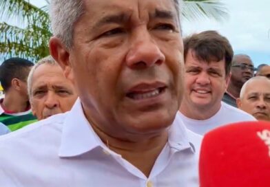 Jerônimo critica Trump e Flávio Bolsonaro por tarifaço: “O Brasil não vai baixar a cabeça”