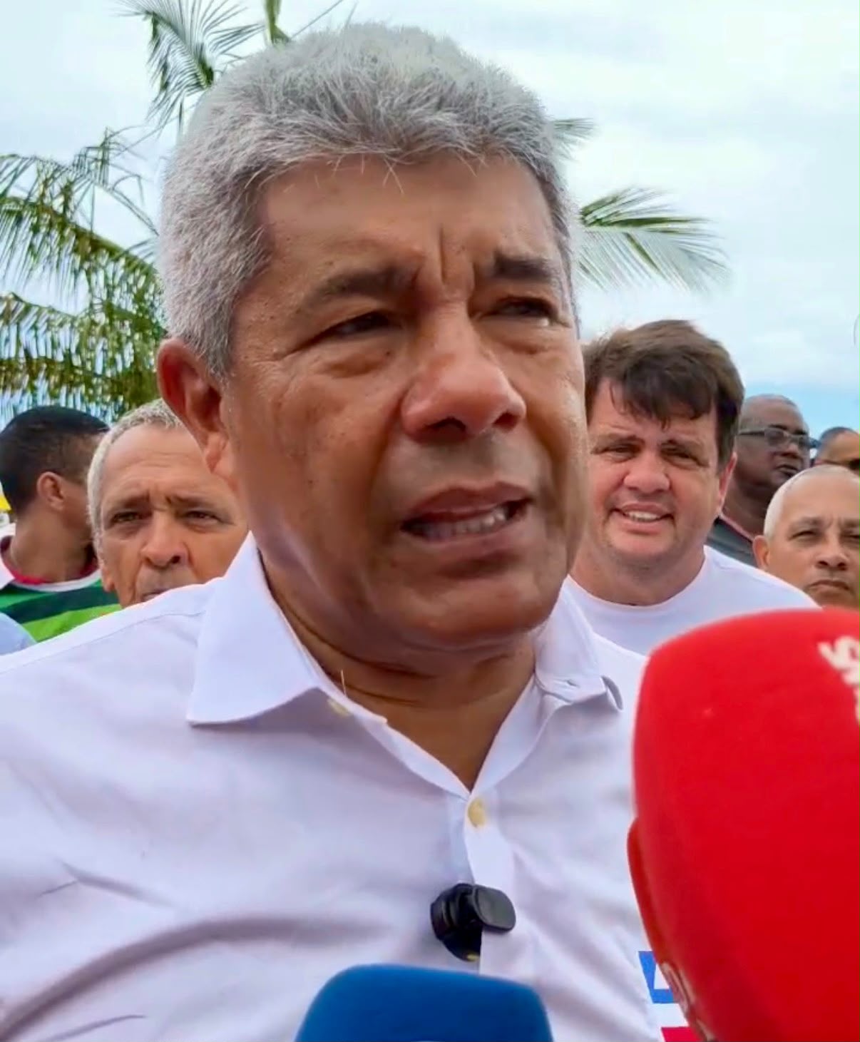 Jerônimo critica Trump e Flávio Bolsonaro por tarifaço: “O Brasil não vai baixar a cabeça”