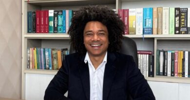 “É irônico um candidato que quer ser negro apoiar quem faz fala racista”, diz Professor Marinho