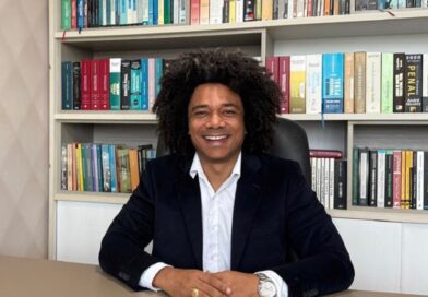 “É irônico um candidato que quer ser negro apoiar quem faz fala racista”, diz Professor Marinho