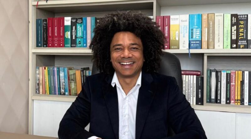“É irônico um candidato que quer ser negro apoiar quem faz fala racista”, diz Professor Marinho