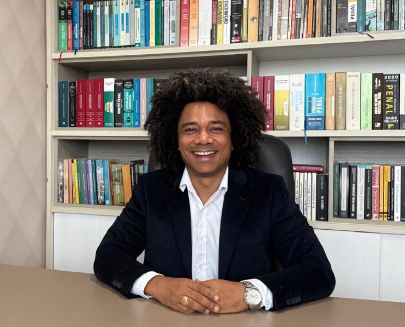 “É irônico um candidato que quer ser negro apoiar quem faz fala racista”, diz Professor Marinho