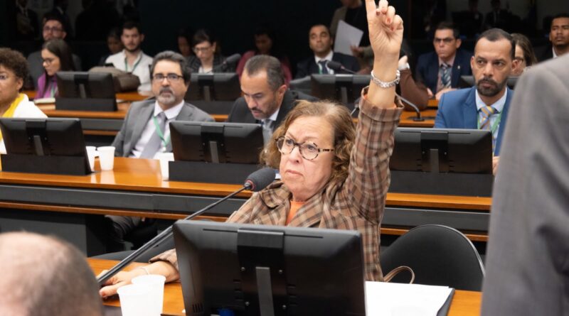 Lídice diz que “provão baiano” proposto por ACM Neto é “espuma marqueteira”: “o governo já faz muito mais”