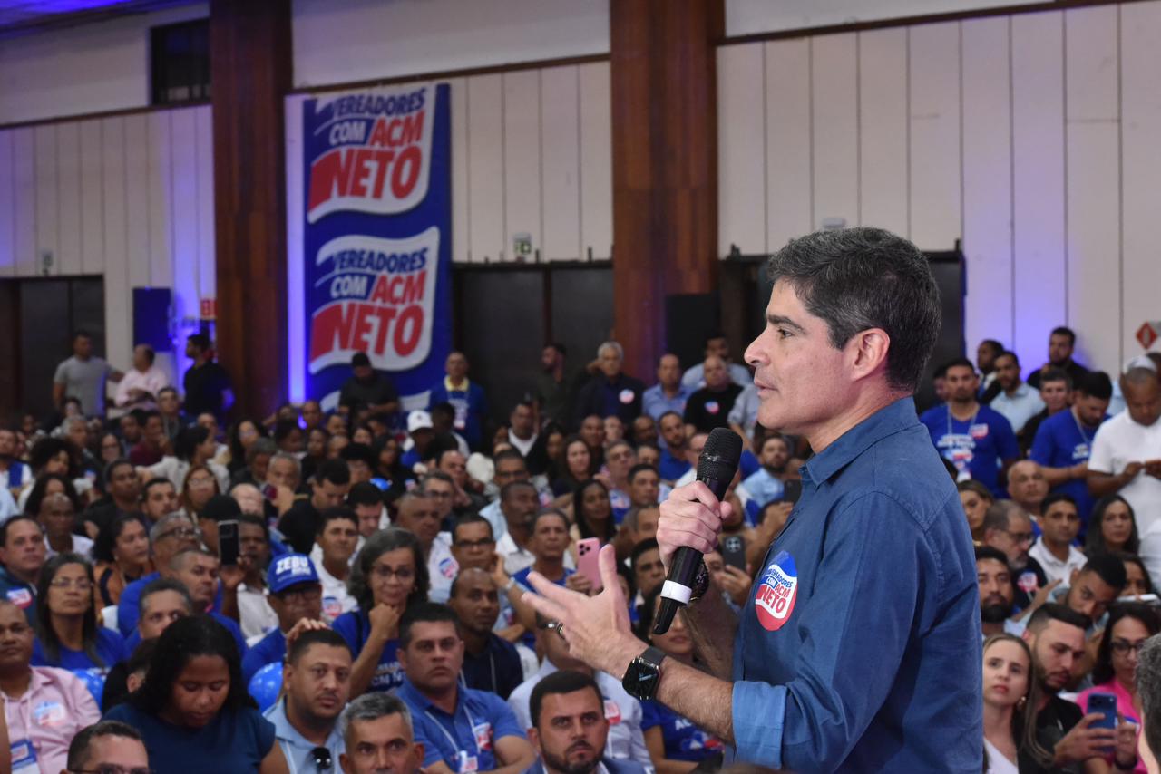 Em evento lotado, ACM Neto diz que vereadores terão canal direto para apresentar demandas na Bahia: “Vão ter vez e voz”