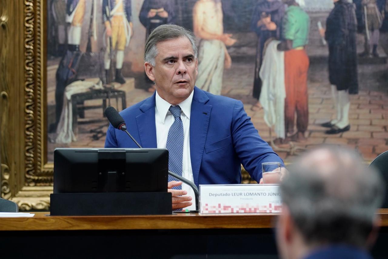 Leur Lomanto Jr. conduz aprovação de PEC que reduz teto do IPVA na CCJ