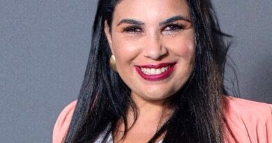 Ressaca do São João e da Copa do Mundo: especialista alerta que perda da voz após semanas de shows e excesso de gritos pode indicar lesões nas pregas vocais