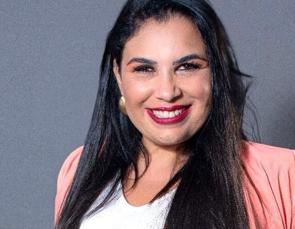 Ressaca do São João e da Copa do Mundo: especialista alerta que perda da voz após semanas de shows e excesso de gritos pode indicar lesões nas pregas vocais