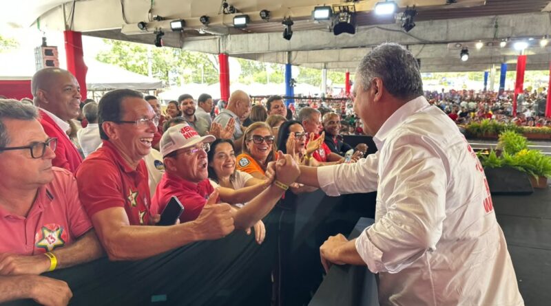 Rui quebra o protocolo e vai ao encontro dos prefeitos e candidatos antes do início da convenção
