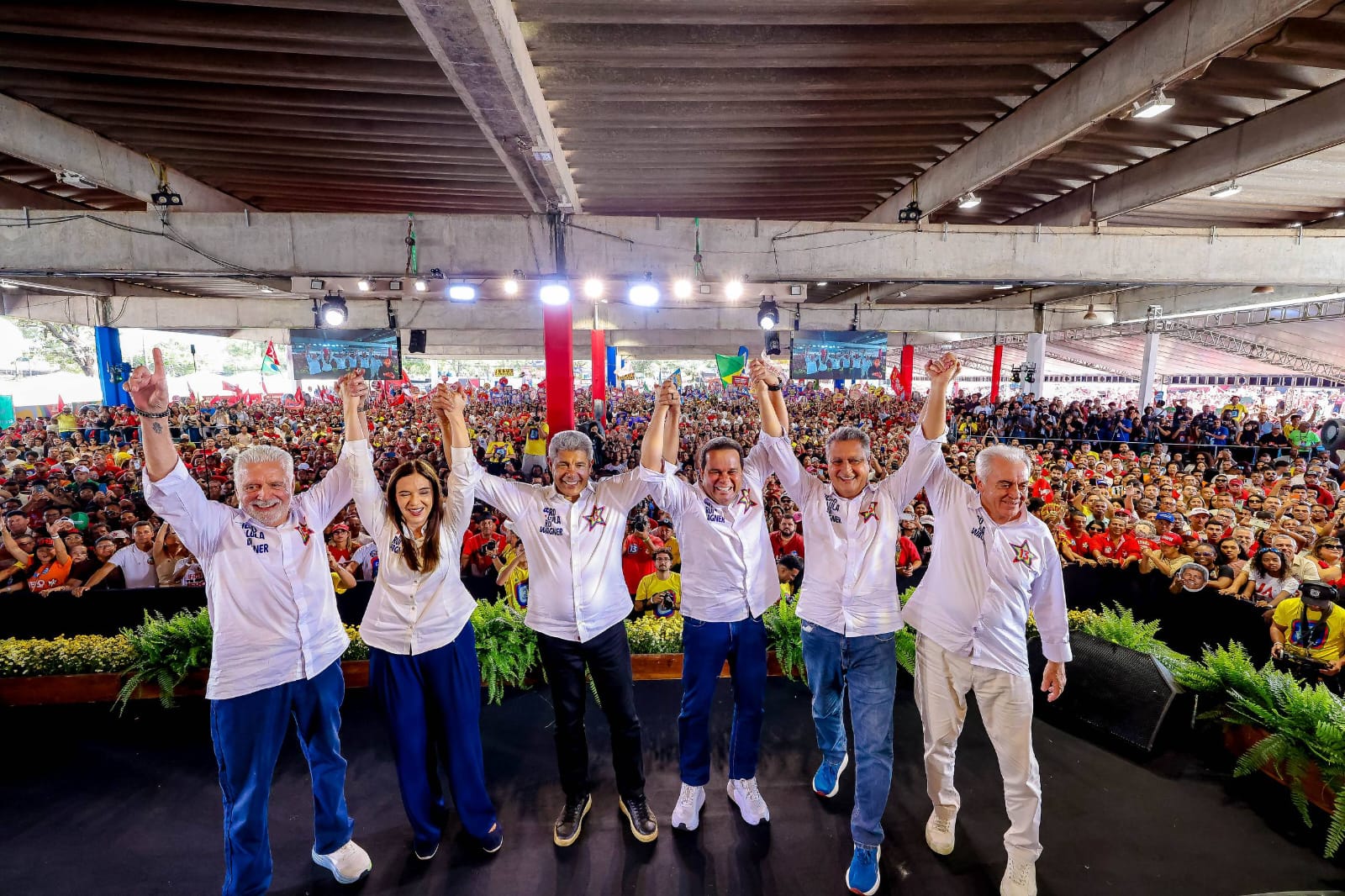 Convenção de Jerônimo reúne mais de 30 mil pessoas e mostra a grande força do time de Lula na Bahia