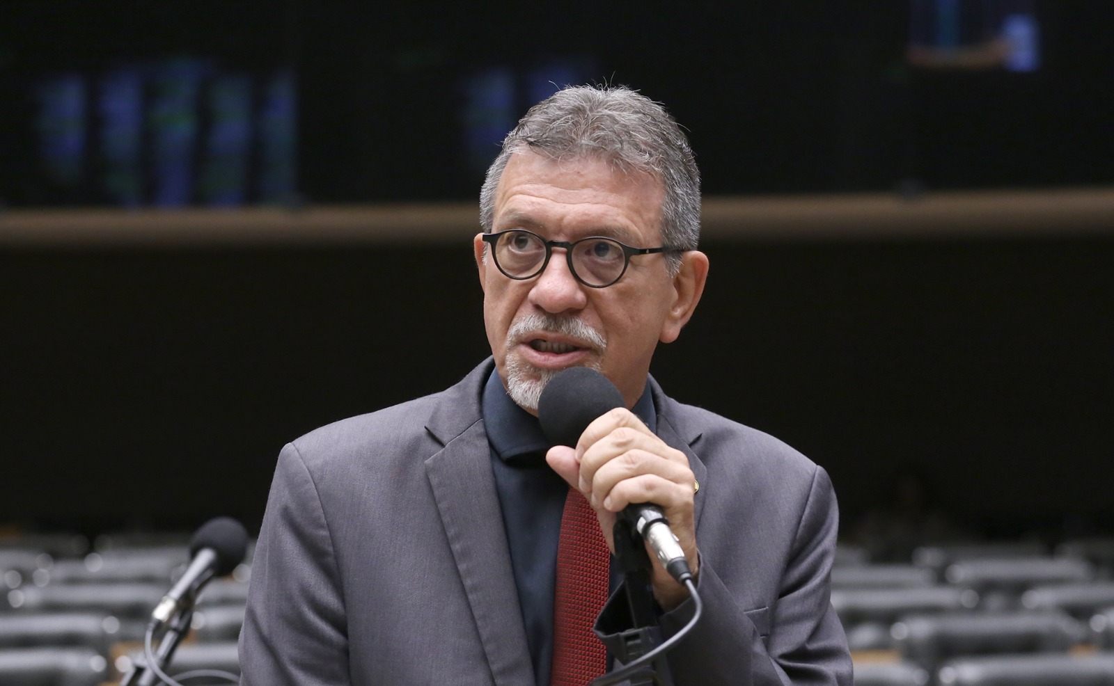 “Candidato artificial”, afirma deputado após ACM Neto usar IA em programa de governo