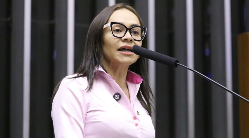 Única deputada federal do PT na Bahia, Ivoneide defende maior participação das mulheres na política: “Democracia mais forte e mais plural”