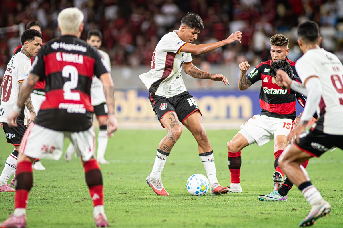Vitória perde para o Flamengo e chega ao quarto jogo seguido sem vencer no Brasileirão