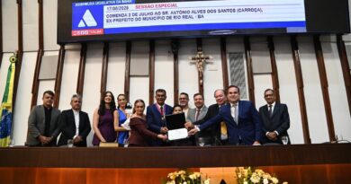 ALBA homenageia ex-prefeito de Rio Real com a Comenda 2 de Julho
