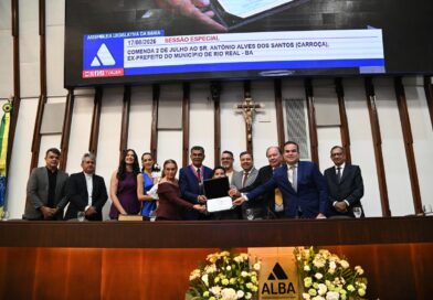 ALBA homenageia ex-prefeito de Rio Real com a Comenda 2 de Julho
