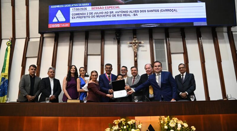 ALBA homenageia ex-prefeito de Rio Real com a Comenda 2 de Julho