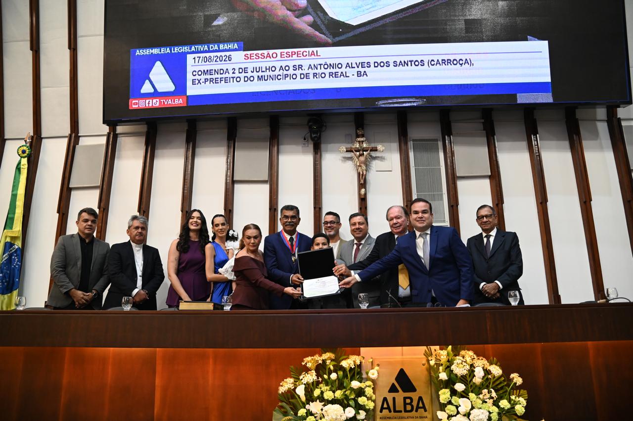 ALBA homenageia ex-prefeito de Rio Real com a Comenda 2 de Julho