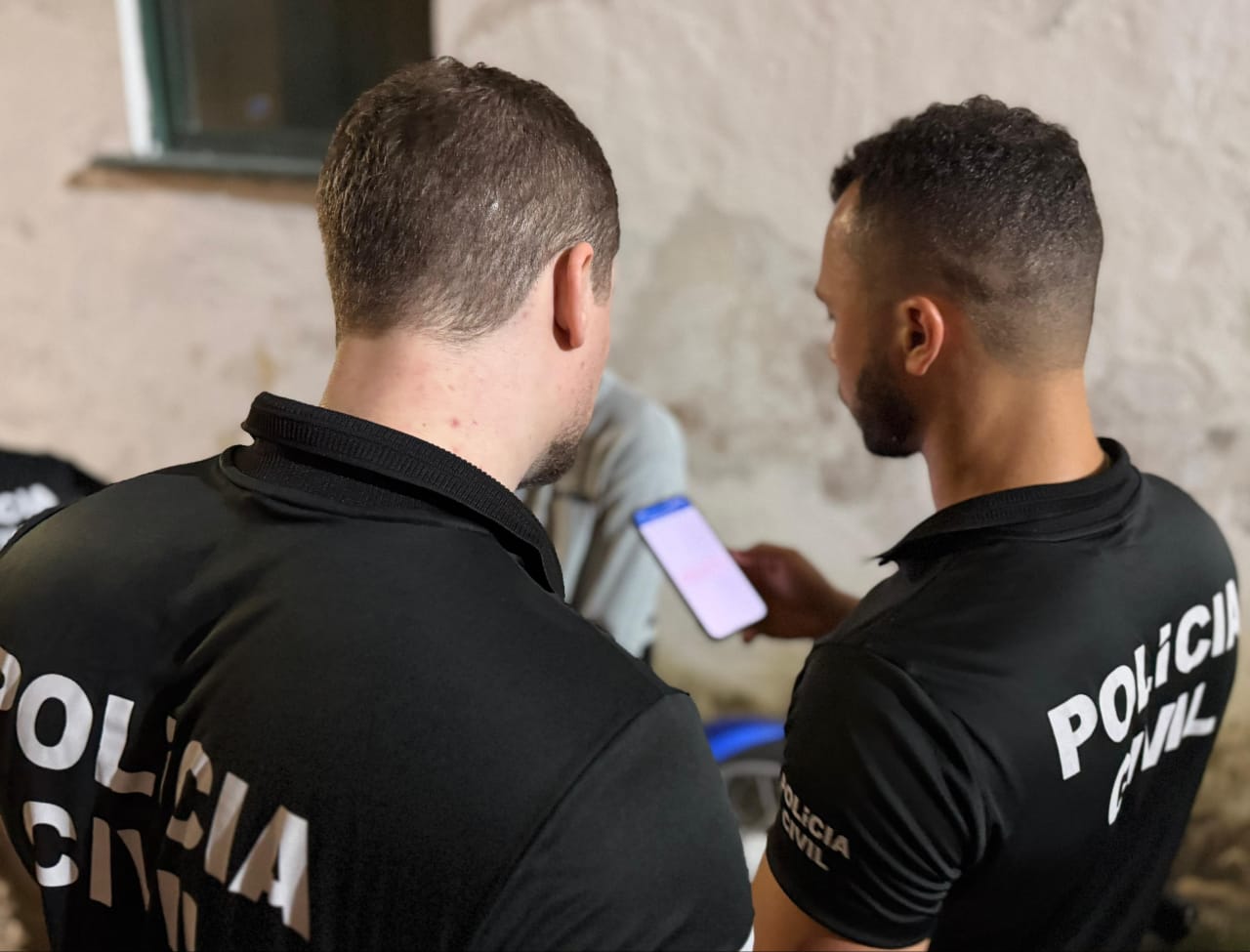 Homem é preso após agredir pai e tio e causar danos em residência em Várzea da Roça