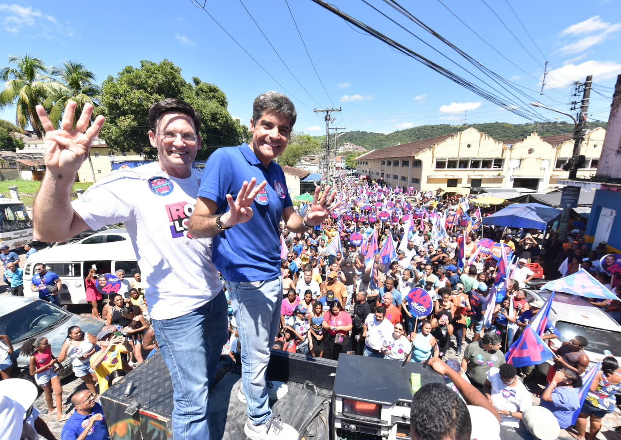 ACM Neto critica fila da regulação durante caminhada de campanha em Cachoeira